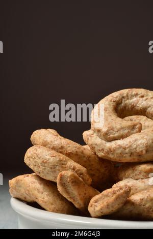Taralli italiani in una ciotola. Spuntini tradizionali della regione Puglia. Foto Stock