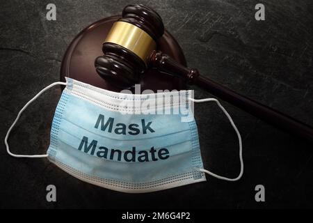 Cavel legale della corte e maschera di mandato facemask Foto Stock