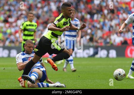 Joey van den Berg of Reading fouls Elias Kachunga of Huddersfield Town - Huddersfield Town / Reading, Sky Bet Championship Play-off Final, Wembley Stadium, Londra - 29th maggio 2017. Foto Stock