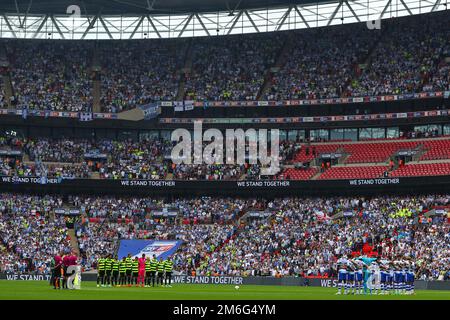 Giocatori, ufficiali e fan osservano un minuto di silenzio rispetto a quelli uccisi nel recente attacco terroristico di Manchester - Huddersfield Town v Reading, Sky Bet Championship Play-Off Final, Wembley Stadium, Londra - 29th maggio 2017. Foto Stock