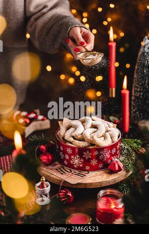 Biscotti di Natale fatti in casa crescent di vaniglia con zucchero in polvere nelle decorazioni di Natale. Concetto di Capodanno e festa di Natale. Spazio di copia. S Foto Stock