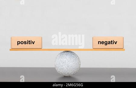 Positivo e negativo in equilibrio Foto Stock