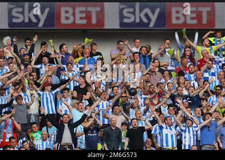 I fan di Huddersfield Town si fanno tifosi al loro fianco - Huddersfield Town v Reading, Sky Bet Championship Play-Off Final, Wembley Stadium, Londra - 29th maggio 2017. Foto Stock