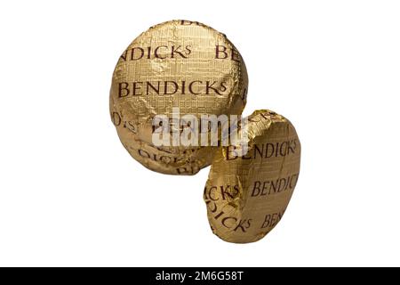 Fondanti di menta Bendicks isolati su fondo bianco - creme di menta piperita ricoperte di ricco cioccolato fondente Foto Stock