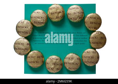 Fondanti di menta Bendicks isolati su fondo bianco - creme di menta piperita ricoperte di ricco cioccolato fondente Foto Stock