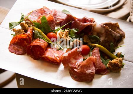 Antipasti italiani a Napoli. L'antipasto è un antipasto tipico della gastronomia italiana Foto Stock