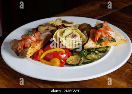 Antipasti italiani a Napoli. L'antipasto è un antipasto tipico della gastronomia italiana Foto Stock