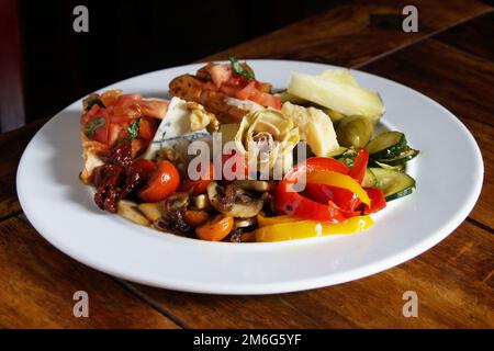 Antipasti italiani a Napoli. L'antipasto è un antipasto tipico della gastronomia italiana Foto Stock