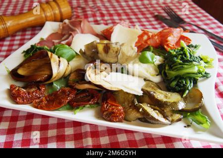 Antipasti italiani a Napoli. L'antipasto è un antipasto tipico della gastronomia italiana Foto Stock