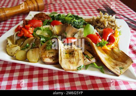 Antipasti italiani a Napoli. L'antipasto è un antipasto tipico della gastronomia italiana Foto Stock