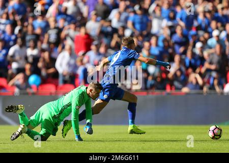 Jamie Vardy di Leicester City gira intorno a David De Gea del Manchester United per segnare il goal equalizzante, rendendolo 1-1 - Leicester City contro Manchester United, fa Community Shield, Wembley Stadium, Londra - 7th agosto 2016 Foto Stock