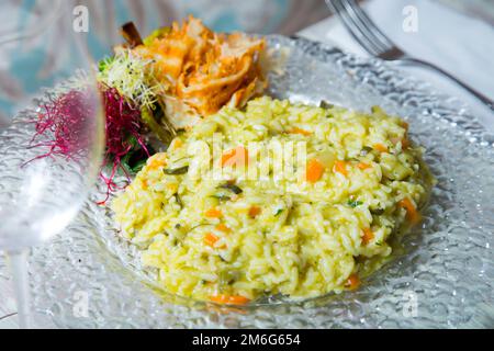 Risotto con verdure. Il risotto è un piatto di riso del nord Italia cotto con brodo fino a raggiungere una consistenza cremosa. Foto Stock