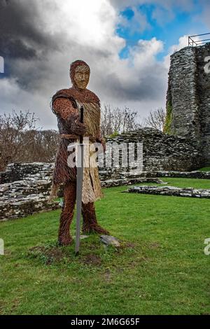 Un 'guerriero di paglia' al Castello di Cilgerran vicino, Cardigan SA43 2SF Foto Stock