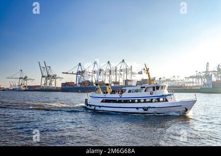 Traghetto del porto sul fiume Elba ad Amburgo, Germania (editoriale) Foto Stock