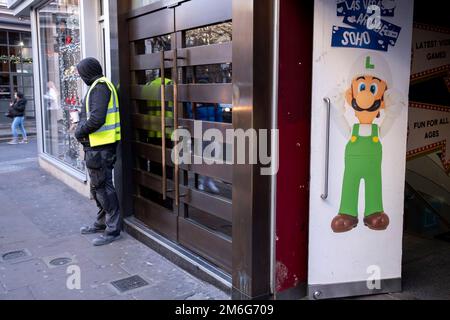 Personaggio di Super Mario alla porta del Las Vegas arcade a Soho il 8th dicembre 2022 a Londra, Regno Unito. Super Mario è una serie di giochi piattaforma creata da Nintendo con la loro mascotte, Mario. È la serie centrale del franchise Greater Mario. Almeno un gioco Super Mario è stato rilasciato per ogni console di videogiochi Nintendo principale. Ci sono più di 20 giochi nella serie. Foto Stock