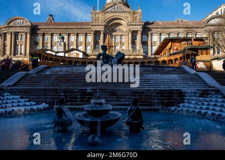 Congelato sopra fontana conosciuta localmente come la Bloozie nella Jacuzzi in Victoria Square il 16th dicembre 2022 a Birmingham, Regno Unito. Il fiume, affettuosamente conosciuto come la Blooie nella vasca idromassaggio, è un'opera d'arte di Dhruva Mistry, che a seguito di perdite che costano due migliaia di sterline al giorno, l'acqua è stata spenta nel 2013 per risparmiare sui costi. A partire dal 6 luglio 2015, la piscina principale era piena di terreno e di piante da letto e non funzionava più come una fontana, tuttavia nel 2022 l'acqua fluiva di nuovo dopo un importante restauro. Foto Stock