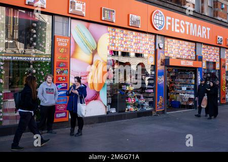 Negozio di souvenir Fiestmart e caramelle americane su Tottenham Court Road il 8th dicembre 2022 a Londra, Regno Unito. Il volto di Oxford Street sta cambiando rapidamente, con gli elevati canoni di locazione che spingono alcuni rivenditori al dettaglio, al contrario, sono stati aperti numerosi negozi di dolciumi americani, soprattutto durante il periodo di blocco, quando così tante persone abituali della più famosa via dello shopping d’Europa hanno chiuso. Alcuni di questi negozi sono stati indagati da attività sospette del Westminster City Council, tra cui l'evasione fiscale e le vendite contraffatte, mentre altri sono legittimi. Foto Stock