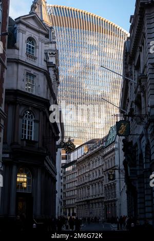 20 il grattacielo di Fenchurch Street si è visto profilarsi tra vecchi edifici nella City of London il 6th dicembre 2022 a Londra, Regno Unito. 20 Fenchurch Street è un grattacielo commerciale di Londra che prende il nome dal suo indirizzo in Fenchurch Street, nello storico quartiere finanziario della City of London. È stato soprannominato Walkie-Talkie per la sua forma distintiva. Foto Stock