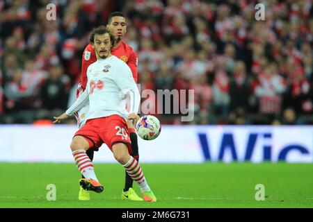Manolo Gabbiadini di Southampton passa la palla - Manchester United contro Southampton, EFL Cup Final, Wembley Stadium, Londra - 26th febbraio 2017. Foto Stock