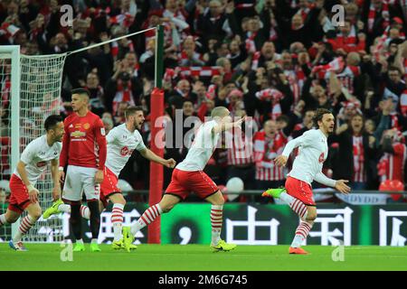 Manolo Gabbiadini di Southampton festeggia dopo aver segnato il suo 2-2 - Manchester United v Southampton, EFL Cup Final, Wembley Stadium, Londra - 26th febbraio 2017. Foto Stock