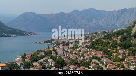 Baia di Cattaro e porto visto dall'alto in estate, Montenegro Foto Stock