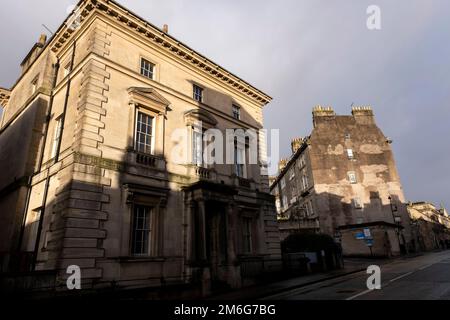 Tetti e camini di edifici georgiani lungo Charlotte Street il 29th dicembre 2022 a Bath, Regno Unito. Bath è una città nella contea del Somerset, conosciuta e chiamata per i suoi bagni di costruzione romana, e l'architettura georgiana fatta dalla pietra locale di Bath color miele. La città è diventata patrimonio mondiale nel 1987 e nel 2021 è stata aggiunta al patrimonio mondiale transnazionale noto come le “grandi città termali d’Europa”. Foto Stock