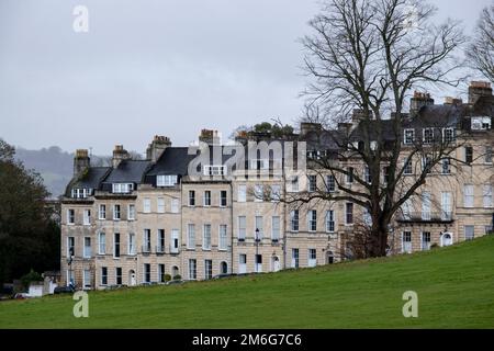 Vista delle case terrazzate lungo la strada Marborough edifici il 27th dicembre 2022 a Bath, Regno Unito. Bath è una città nella contea del Somerset, conosciuta e chiamata per i suoi bagni di costruzione romana, e l'architettura georgiana fatta dalla pietra locale di Bath color miele. La città è diventata patrimonio mondiale nel 1987 e nel 2021 è stata aggiunta al patrimonio mondiale transnazionale noto come le “grandi città termali d’Europa”. Foto Stock