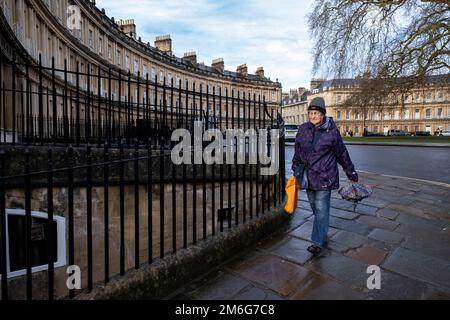 Il Circus il 29th dicembre 2022 a Bath, Regno Unito. Il Circus è un anello storico di case di livello i, progettato dall'architetto John Wood, il Vecchio. È stato costruito tra il 1754 e il 1769 ed è considerato un esempio chiave di architettura georgiana britannica. Bath è una città nella contea del Somerset, conosciuta e chiamata per i suoi bagni di costruzione romana, e l'architettura georgiana fatta dalla pietra locale di Bath color miele. La città è diventata patrimonio mondiale nel 1987 e nel 2021 è stata aggiunta al patrimonio mondiale transnazionale noto come le “grandi città termali d’Europa”. Foto Stock