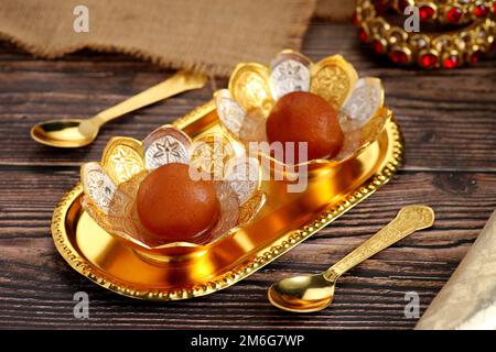 Dessert indiano Dolab Jamun Dolab alimentare in un arco di metallo tradizionale Foto Stock