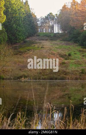 Banqueting House, un edificio in stile gotico che si affaccia su un grande stagno nella tenuta Gibside in Tyne e Wear. REGNO UNITO. Foto Stock