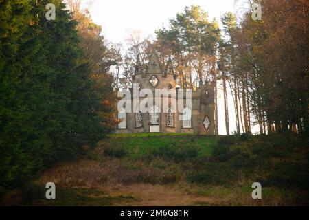 Banqueting House, un edificio in stile gotico che si affaccia su un grande stagno nella tenuta Gibside in Tyne e Wear. REGNO UNITO. Foto Stock