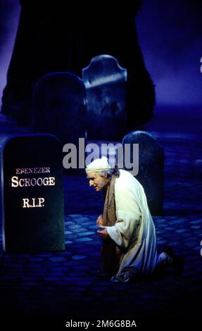 Clive Francis (Ebenezer Scrooge) in Un CAROLO DI NATALE di Charles Dickens alla Royal Shakespeare Company (RSC), Teatro Barbican, Barbican Center, Londra EC2 28/11/1994 adattato da John Mortimer musica: Nigel Hess Set design: John Gunter costumi: Deirdre Clancy Lighting: Nigel Levings coreografia: Lindsay Dolan regista: Ian Judge Foto Stock