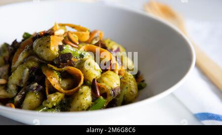 Gnocchi saltati con verdure alla griglia. Ricetta tipica italiana Foto Stock