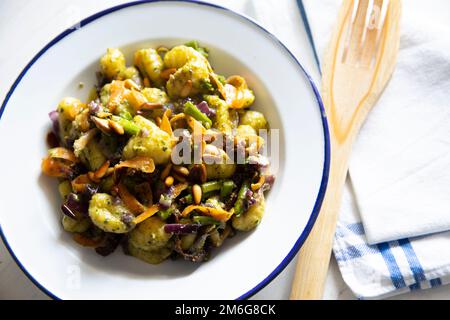 Gnocchi saltati con verdure alla griglia. Ricetta tipica italiana Foto Stock