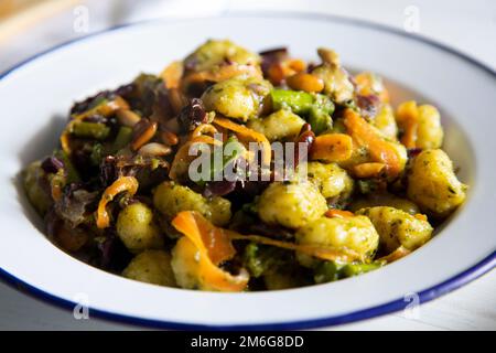 Gnocchi saltati con verdure alla griglia. Ricetta tipica italiana Foto Stock