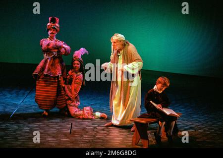 Center: Clive Francis (Ebenezer Scrooge) in Un CAROL NATALIZIO di Charles Dickens alla Royal Shakespeare Company (RSC), Barbican Theatre, Barbican Centre, Londra EC2 07/12/1995 adattato da John Mortimer musica: Nigel Hess scenografia: John Gunter Costumi: Deirdre Clancy lighting: Nigel Levings coreografia: Lindsay Dolan regista: Ian Judge Foto Stock