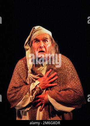 Clive Francis (Ebenezer Scrooge) in Un CAROL DI NATALE di Charles Dickens alla Royal Shakespeare Company (RSC), Barbican Theatre, Barbican Centre, Londra EC2 07/12/1995 adattato da John Mortimer musica: Nigel Hess scenografia: John Gunter Costumi: Deirdre Clancy lighting: Nigel Levings coreografia: Lindsay Dolan regista: Ian Judge Foto Stock