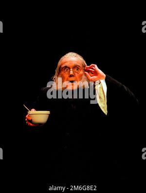 Clive Francis (Ebenezer Scrooge) in Un CAROL DI NATALE di Charles Dickens alla Royal Shakespeare Company (RSC), Barbican Theatre, Barbican Centre, Londra EC2 07/12/1995 adattato da John Mortimer musica: Nigel Hess scenografia: John Gunter Costumi: Deirdre Clancy lighting: Nigel Levings coreografia: Lindsay Dolan regista: Ian Judge Foto Stock