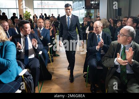 Il primo Ministro Rishi Sunak arriva a tenere il suo primo discorso nazionale del 2023 a Plexal, Queen Elizabeth Olympic Park, nella parte orientale di Londra. Data immagine: Mercoledì 4 gennaio 2023. Foto Stock