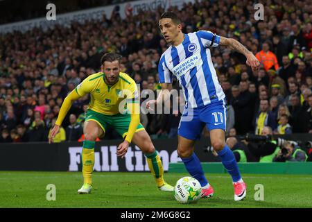 Anthony Knockaert di Brighton & Hove Albion e Mitchell Dijks di Norwich City - Norwich City / Brighton & Hove Albion, Sky Bet Championship, Carrow Road, Norwich - 21st aprile 2017. Foto Stock