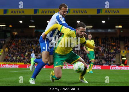 Mitchell Dijks di Norwich City combatte con Glenn Murray di Brighton & Hove Albion - Norwich City / Brighton & Hove Albion, Sky Bet Championship, Carrow Road, Norwich - 21st aprile 2017. Foto Stock