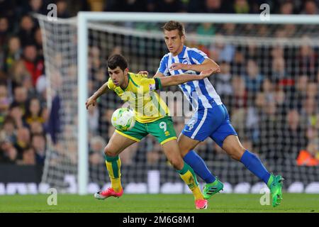 Nelson Oliveira di Norwich City combatte con Uwe Hunemeier di Brighton & Hove Albion - Norwich City / Brighton & Hove Albion, Sky Bet Championship, Carrow Road, Norwich - 21st aprile 2017. Foto Stock