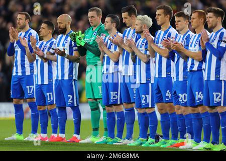 Brighton & Hove Albion i giocatori nel corso dei minuti applauso prima del calcio d'inizio per Ugo Ehiogu - Norwich City / Brighton & Hove Albion, Sky Bet Championship, Carrow Road, Norwich - 21st aprile 2017. Foto Stock