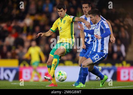 Nelson Oliveira di Norwich City combatte con Sebastien Pocognoli di Brighton & Hove Albion - Norwich City / Brighton & Hove Albion, Sky Bet Championship, Carrow Road, Norwich - 21st aprile 2017. Foto Stock