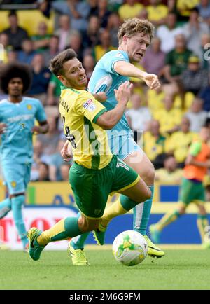 Matt Palmer di Burton Albion e Wesley Hoolahan di Norwich City - Norwich City contro Burton Albion, Sky Bet Championship, Carrow Road, Norwich - 24th settembre 2016. Foto Stock