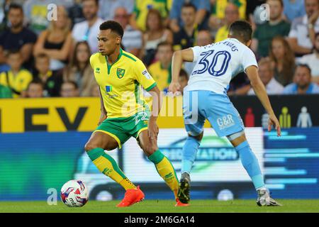 Jacob Murphy di Norwich City supera Dion Kelly-Evans di Coventry City - Norwich City contro Coventry City, seconda tornata della Coppa di calcio inglese, Carrow Road, Norwich - 23rd agosto 2016. Foto Stock