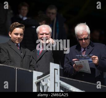 Londra, Regno Unito. 25th Apr, 2015. Barclays Premier League. Queens Park Rangers contro West Ham. David Gold punta il dito dagli stand. Credit: Action Plus Sports/Alamy Live News Foto Stock