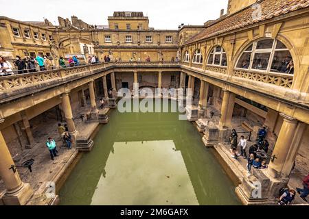 Bath - Maggio 29 2022: Bagni romani nella vecchia città romana di Bath, Inghilterra. Foto Stock