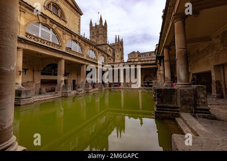 Bath - Maggio 29 2022: Bagni romani nella vecchia città romana di Bath, Inghilterra. Foto Stock