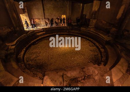 Bath - Maggio 29 2022: Bagni romani nella vecchia città romana di Bath, Inghilterra. Foto Stock